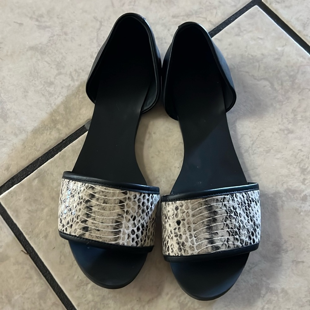 Flat sandal